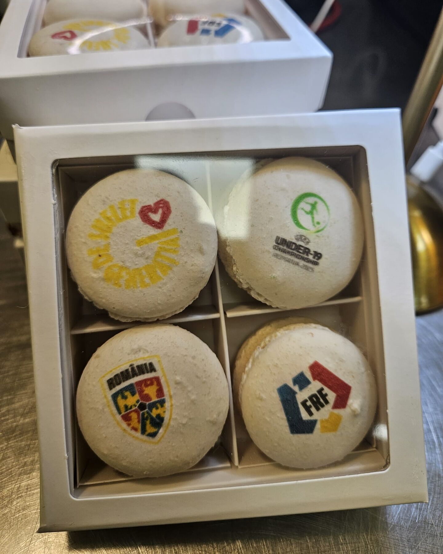 Cutie de macarons personalizați