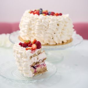 Tort Pavlova cu nucă și fructe de pădure - imagine 5