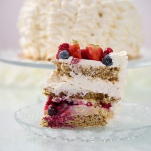 Tort Pavlova cu nucă și fructe de pădure - imagine 3