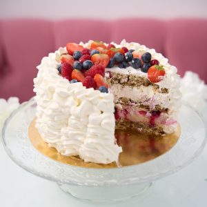 Tort Pavlova cu nucă și fructe de pădure - imagine 2