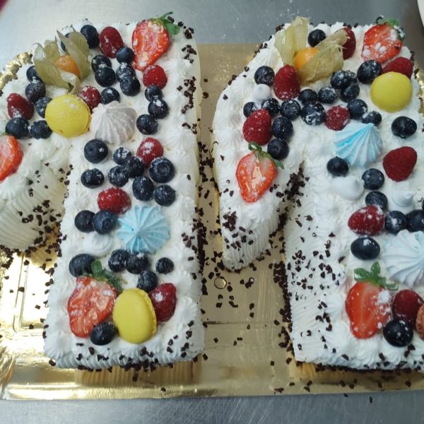 tort cu cifre din fructe