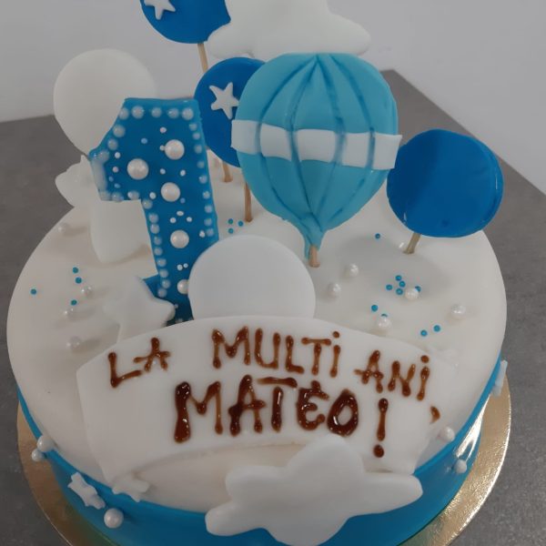 tort pentru baiat cu baloane albastre