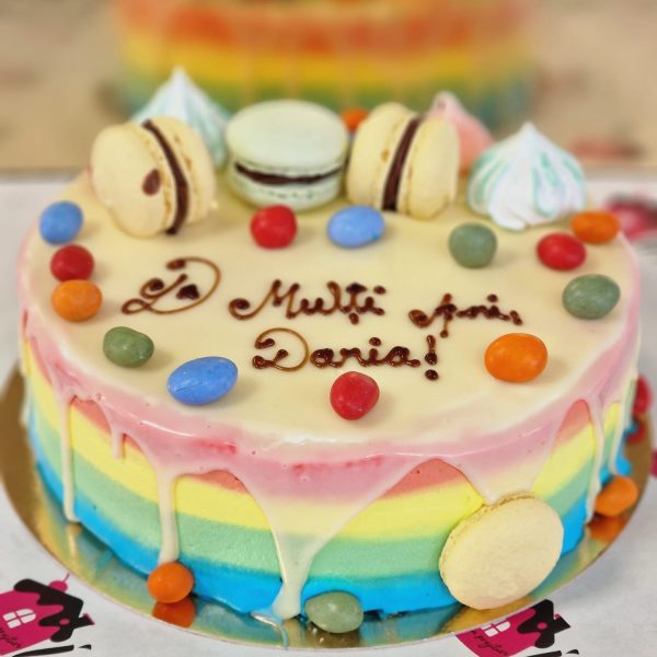 tort de fata cu curcubeu si macarons