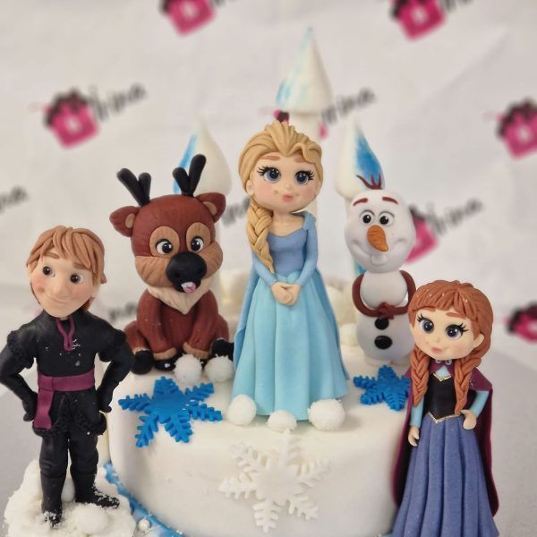 tort cu personaje din desene animate