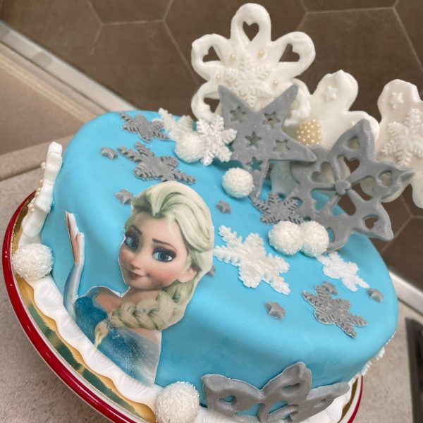 tort special cu personaje din desene animate pentru fete