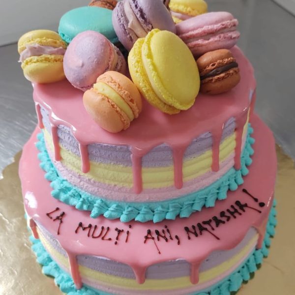 tort colorat cu macarons