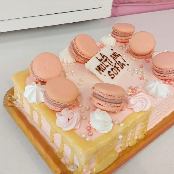 TORT ROZ CU MACARONS 1