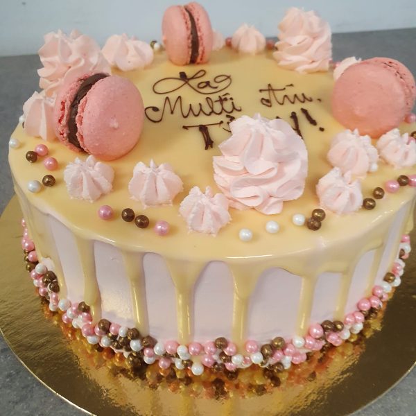 TORT ROZ CU MACARONS 2