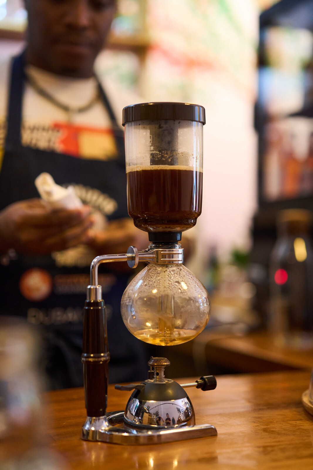 Cafea de specialitate preparată la syphon în timpul degustării de la Conversații în Roz ediția a III-a