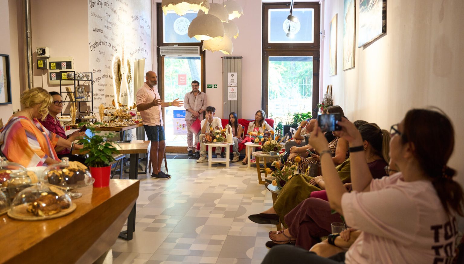 Invitații la Conversații în Roz ediția a III-a ascultând prezentarea despre cafea și desert, la First Coffee