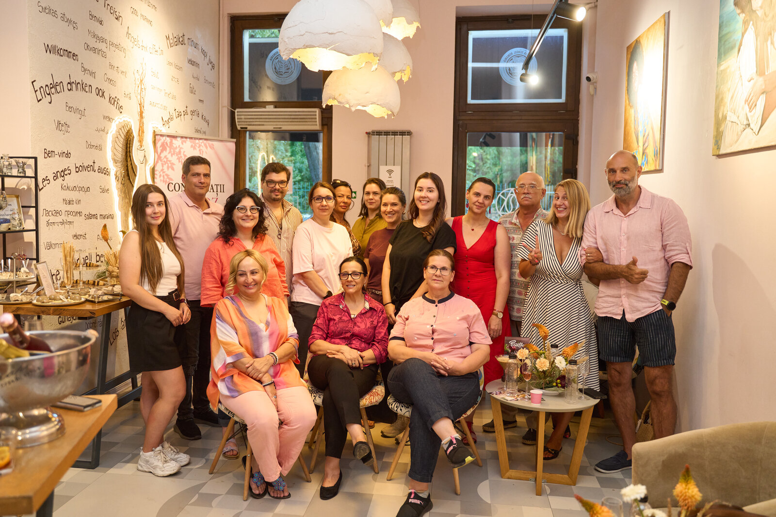 Fotografie de grup cu invitații și partenerii prezenți la Conversații în Roz ediția a III-a, la First Coffee